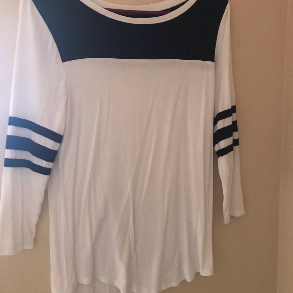 black and white 3/4 sleeve top.